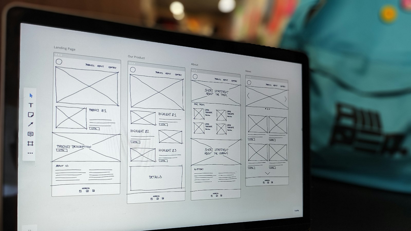 Maquettes de pages web (wireframes) affichées sur un ordinateur portable