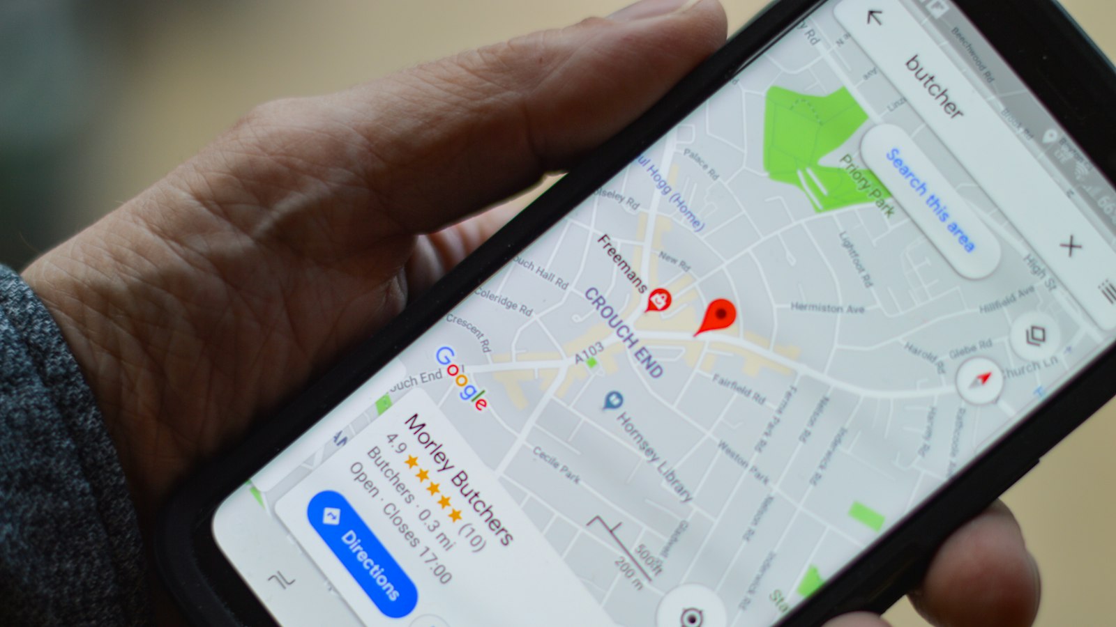 Fiche d'un commerce local affichée dans Google Maps sur un smartphone