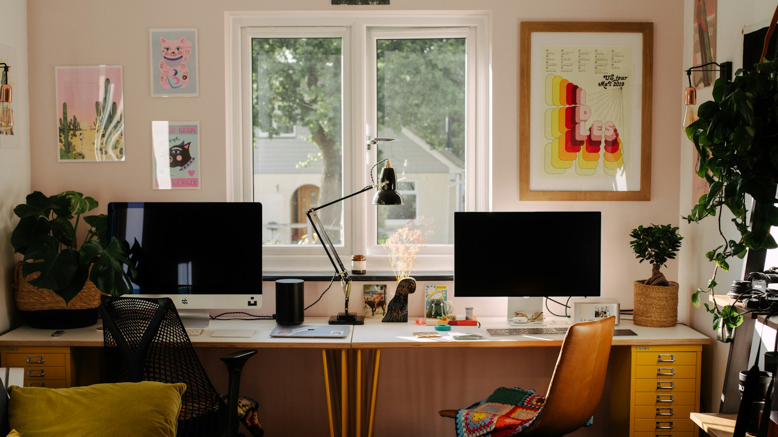Studio de création lumineux avec deux postes de travail
