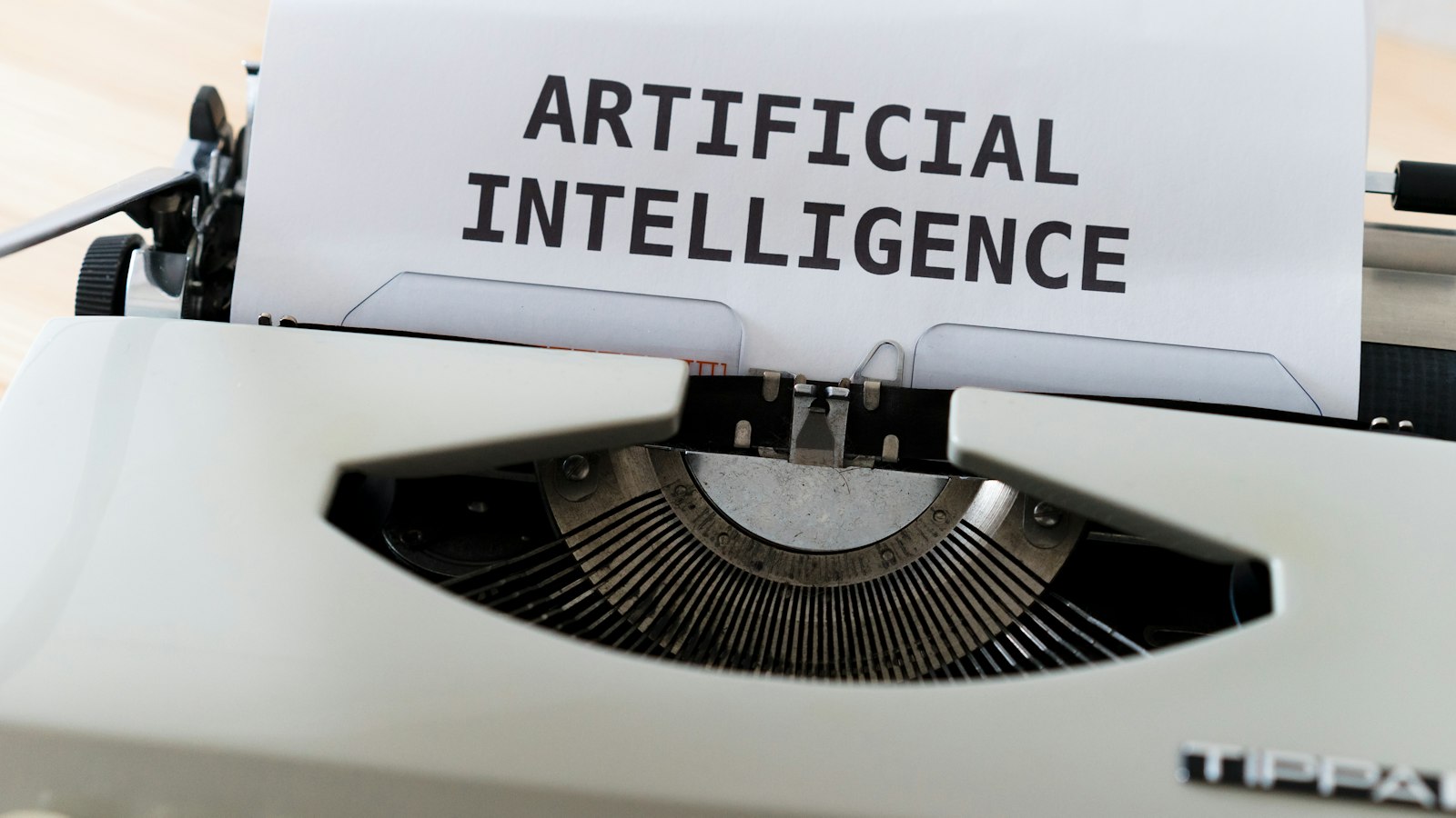 Machine à écrire avec une feuille où est tapé « Artificial Intelligence »