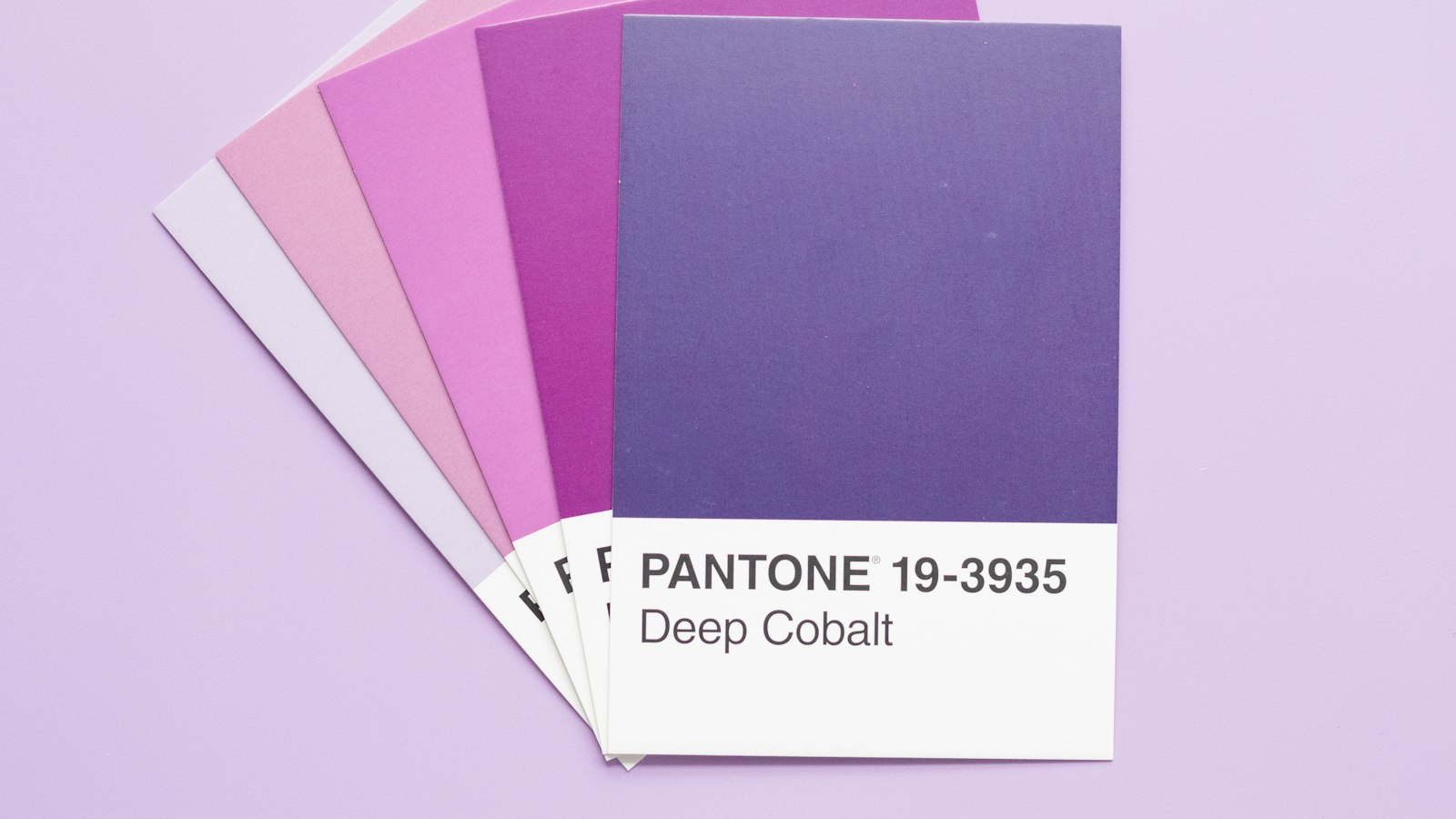 Nuancier de couleurs Pantone, du rose au cobalt